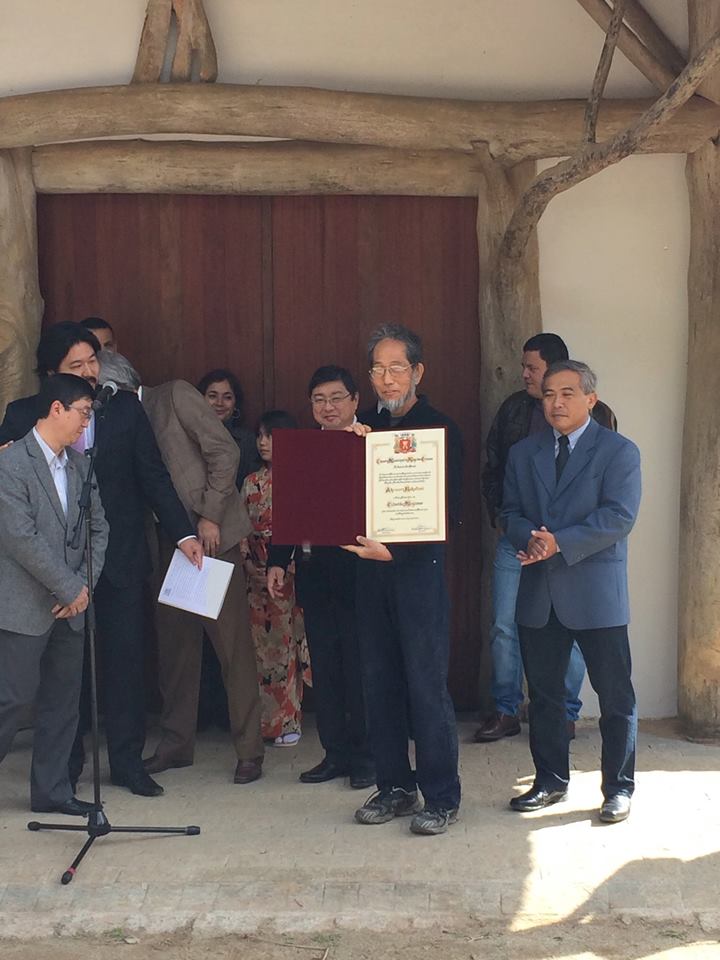 O presidente da Associação Casarão do Chá, Akinori Nakatani, recebendo título de cidadão honorário