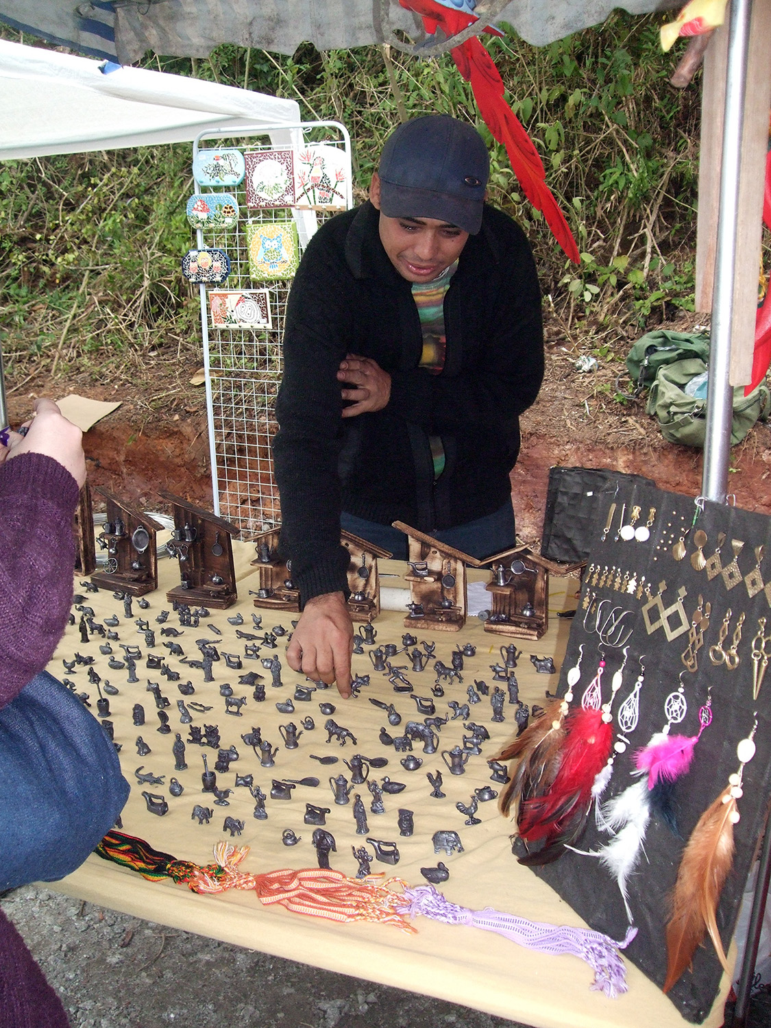 Feira - miniaturas de estanho e brincos artesanais