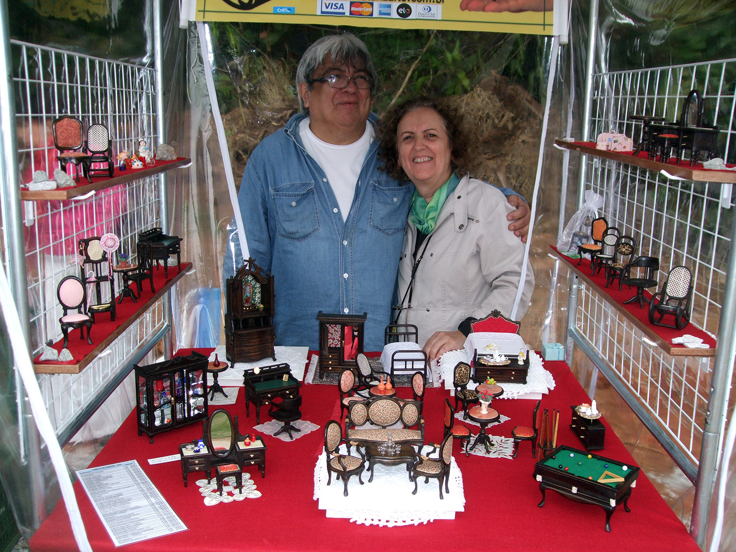 Feira - miniaturas de madeira